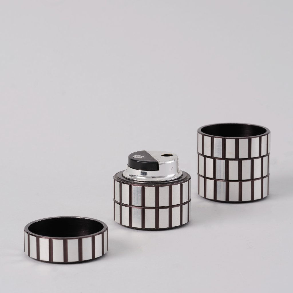 briquet et cendrier de table